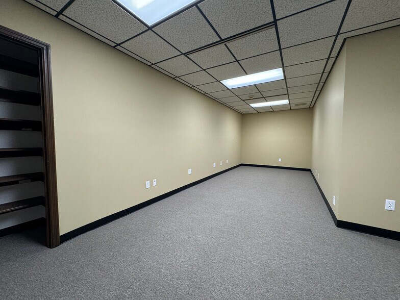 8396 Mississippi St, Merrillville, IN for lease - Interior Photo - Image 2 of 20