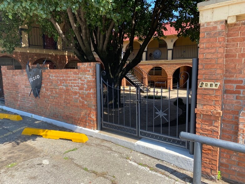 NW 23rd Street portfolio of 2 properties for sale on LoopNet.com - Building Photo - Image 3 of 3