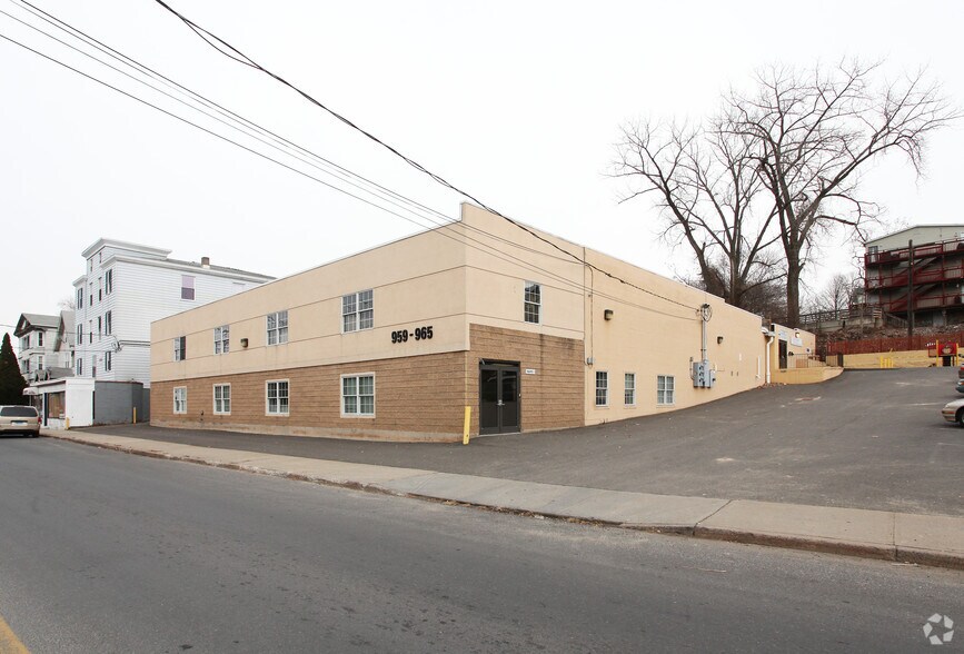 945 S Main St, Waterbury, CT 06706 Office for Sale