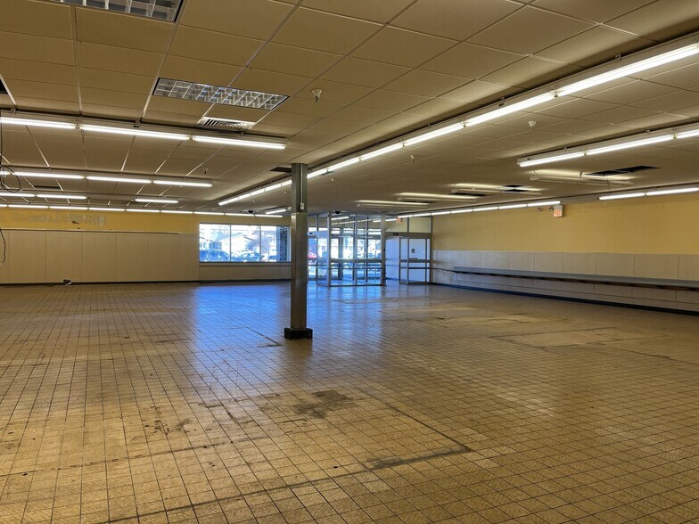 913 E Irving Park Rd, Streamwood, IL for lease - Interior Photo - Image 2 of 4
