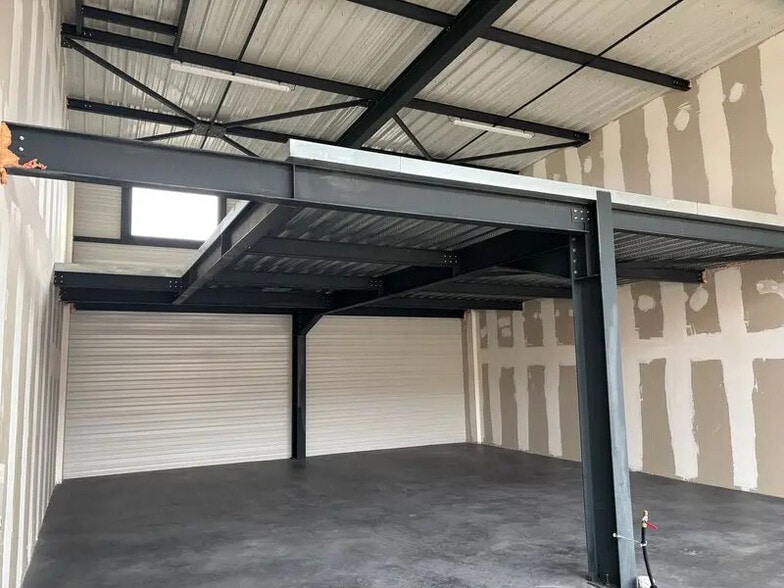 Retail in Limas for lease - Building Photo - Image 3 of 7