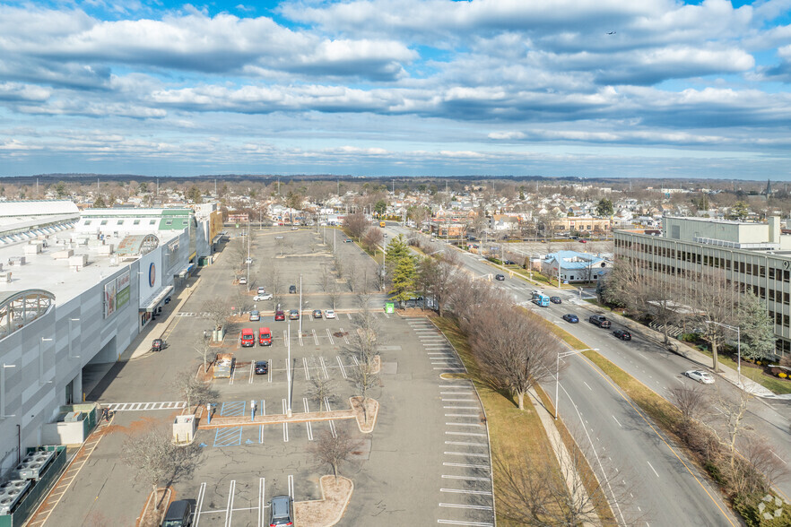 1504 Old Country Rd, Westbury, NY for lease - Building Photo - Image 3 of 5