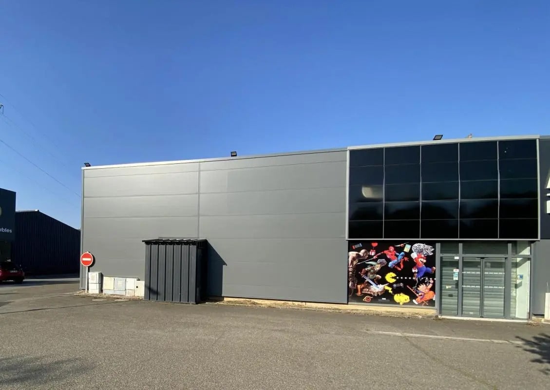 Retail in Barjouville for lease Building Photo- Image 1 of 16