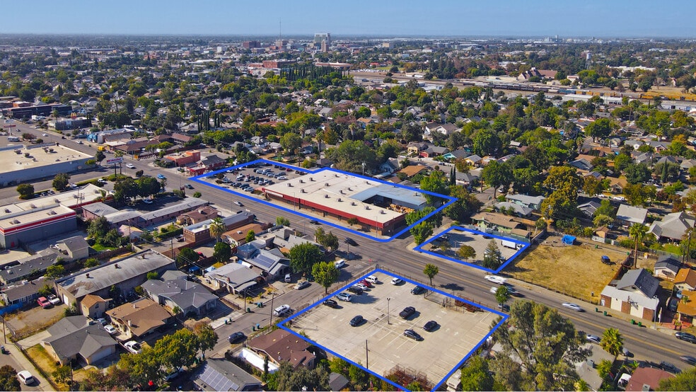 Prime Retail Corridor Opportunity portfolio of 3 properties for sale on LoopNet.com - Building Photo - Image 1 of 8