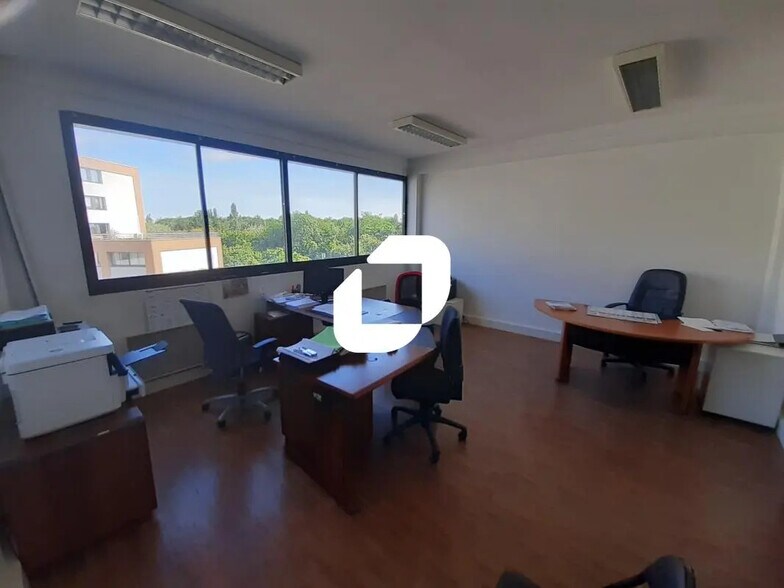 Office in Noisy-le-Grand for sale - Interior Photo - Image 1 of 9