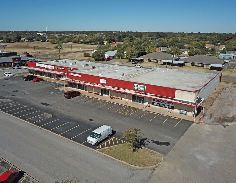 400 W Park Ave, Iowa Park, TX for sale - Building Photo - Image 1 of 1