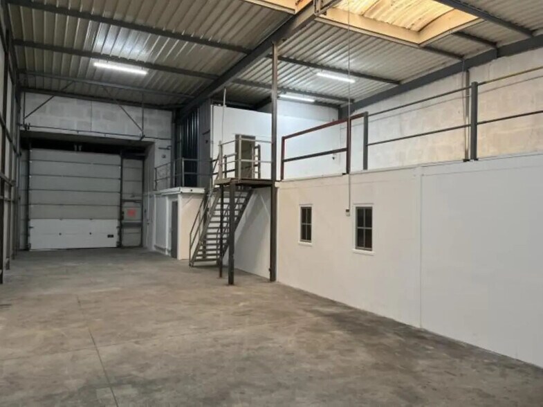 Office in Bondy for lease - Interior Photo - Image 3 of 8