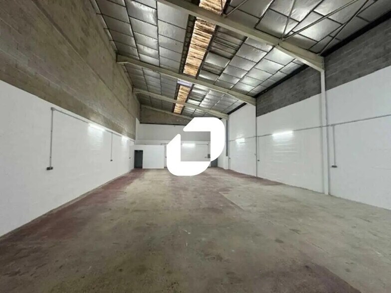 Flex in Eaubonne for lease - Interior Photo - Image 1 of 8