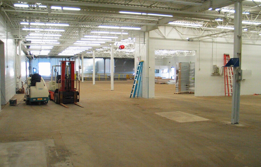 1601 Church Ave, Winnipeg, MB for lease - Building Photo - Image 3 of 14