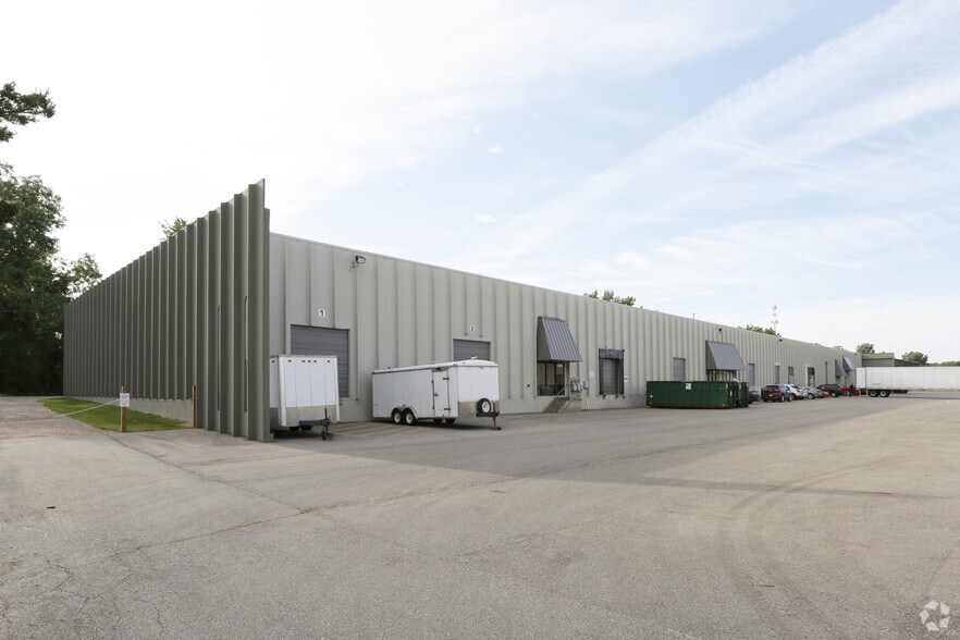 3590-3598 Roger B. Chaffee Memorial Dr SE, Grand Rapids, MI for sale - Primary Photo - Image 1 of 1