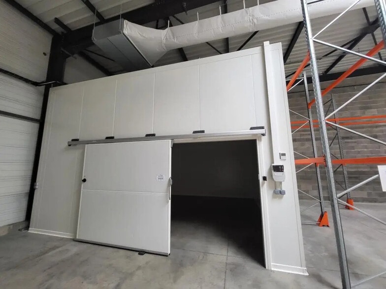 Flex in Corbas for lease - Interior Photo - Image 2 of 7