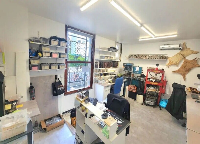 Retail in Paris for lease - Interior Photo - Image 2 of 4