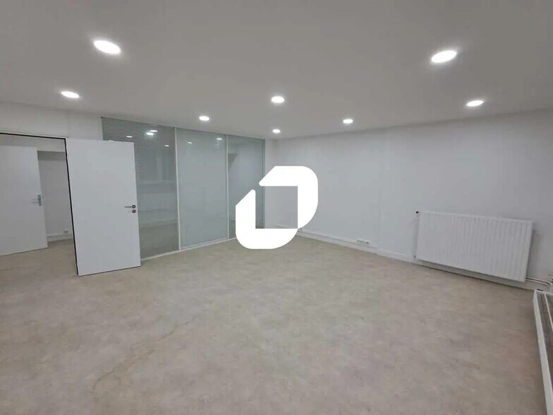 Office in Nanterre for lease - Building Photo - Image 1 of 20