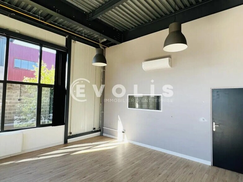 Flex in Saint-Pierre-du-Perray for lease - Interior Photo - Image 3 of 7