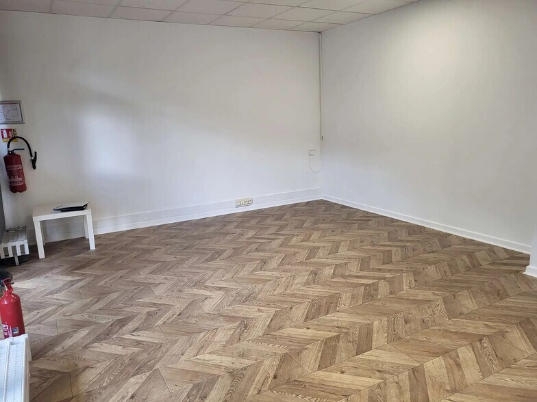 Retail in Saint-Germain-en-Laye for lease - Interior Photo - Image 2 of 6