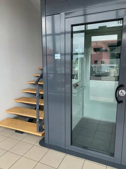 Office in Sorgues for lease - Building Photo - Image 2 of 10