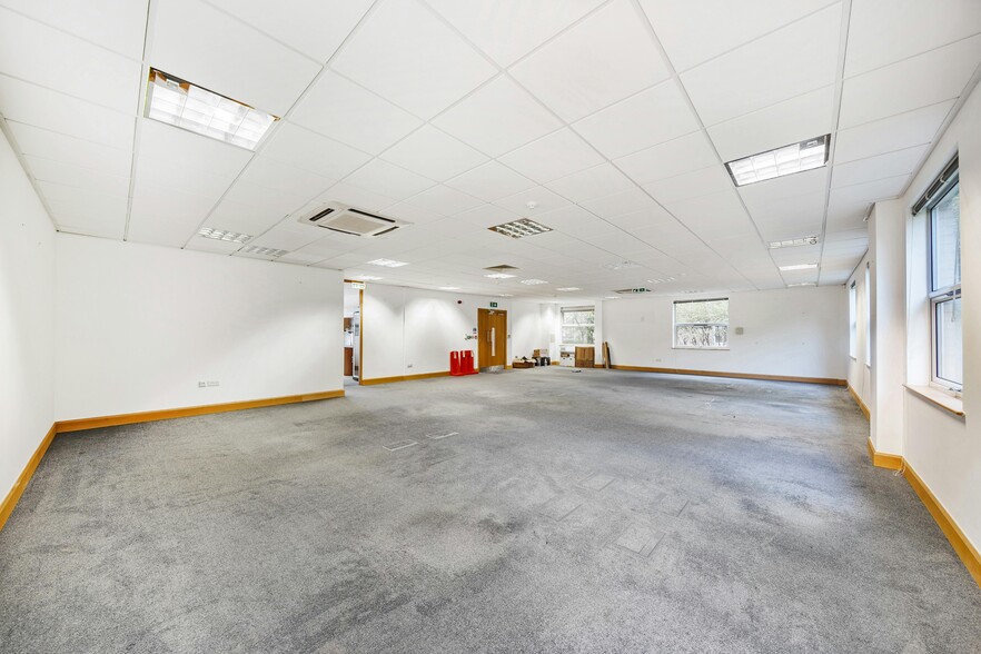 Centennial Ave, Borehamwood for lease - Building Photo - Image 3 of 8