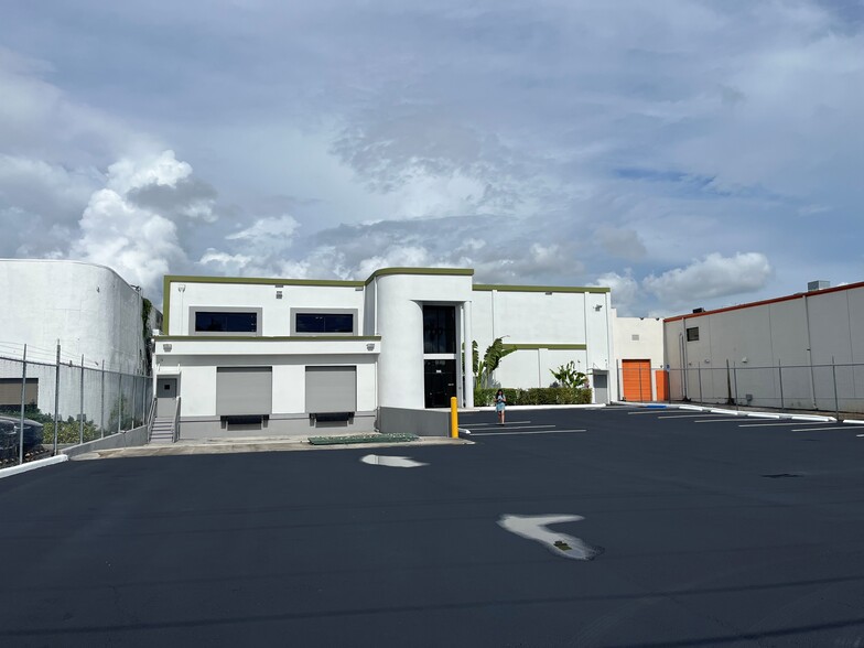 7045 NW 46th St, Miami, FL for lease - Building Photo - Image 1 of 9