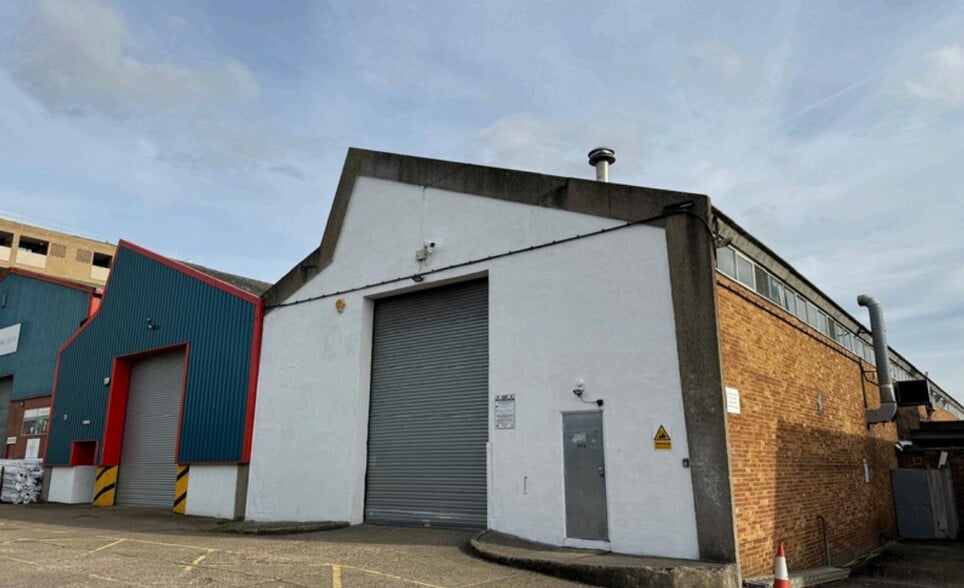 15-23 Greenhill Crescent, Watford for lease - Primary Photo - Image 2 of 3