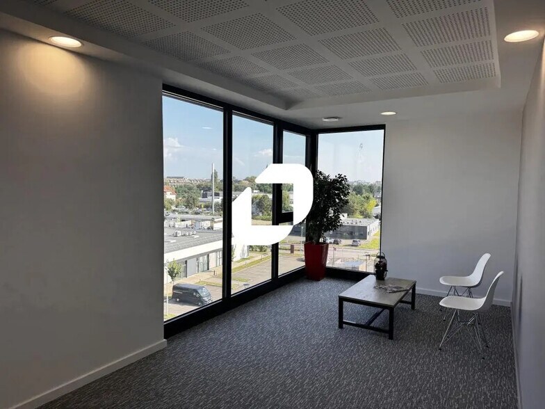 Retail in  for lease - Interior Photo - Image 3 of 11