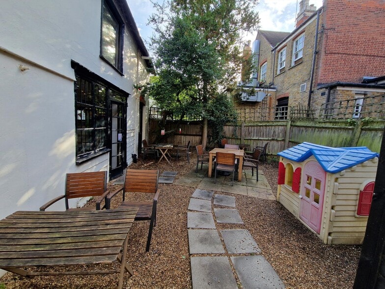 8 Old Cross, Hertford for lease - Building Photo - Image 3 of 9