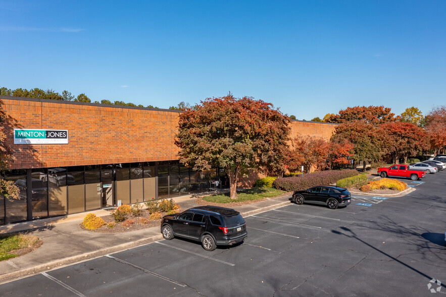 1325 Oakbrook Dr, Norcross, GA for lease - Building Photo - Image 1 of 4