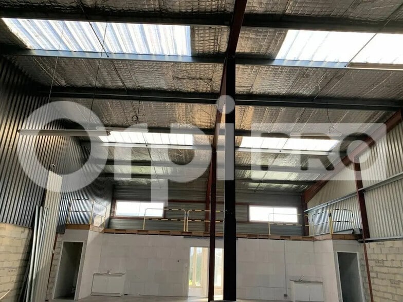 Flex in SAINT-JEAN-D'ILLAC for sale - Interior Photo - Image 1 of 5