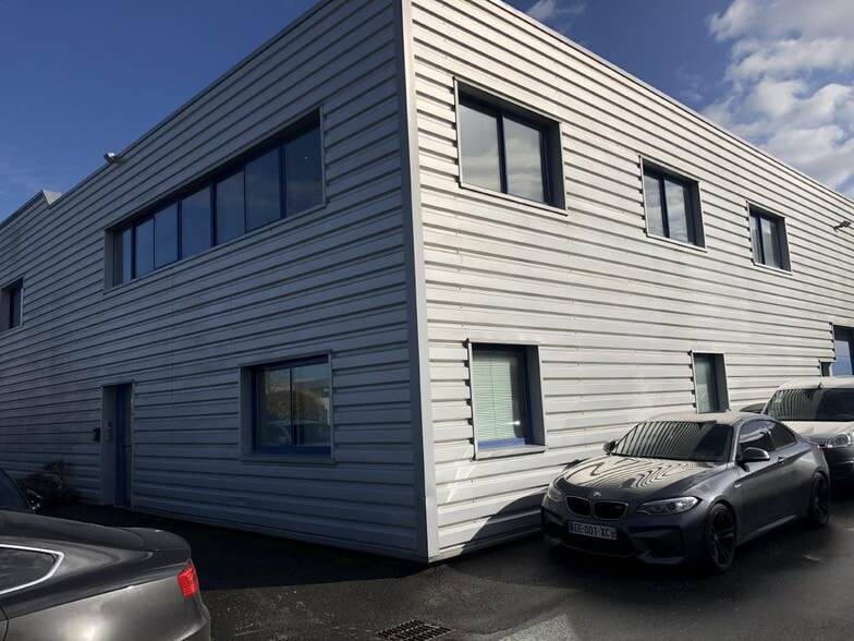 Flex in Grigny for lease - Building Photo - Image 2 of 8