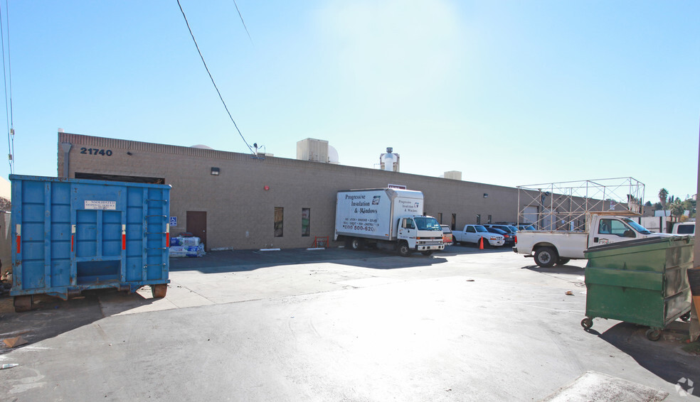 21740-21748 Marilla St, Chatsworth, CA for lease - Building Photo - Image 2 of 4