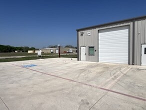 299 Navarro Dr, Seguin, TX for lease Building Photo- Image 2 of 12