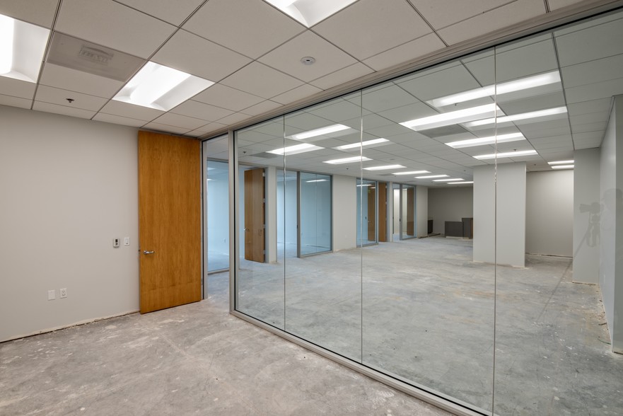 3075 Townsgate Rd, Westlake Village, CA for lease - Interior Photo - Image 3 of 16