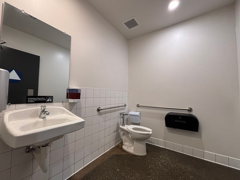 17531 Griffin Ln, Huntington Beach, CA for lease - Building Photo - Image 2 of 19