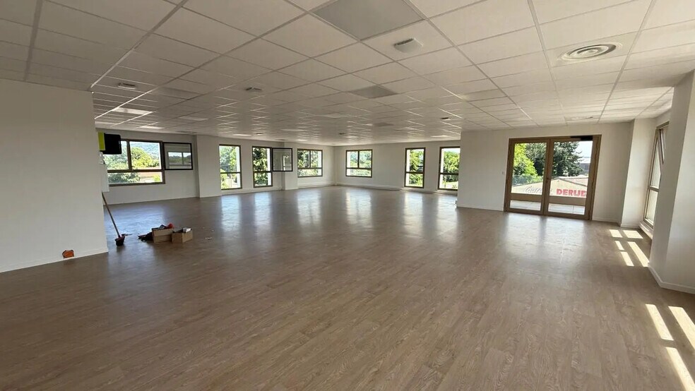 Flex in Tossiat for lease - Building Photo - Image 1 of 13