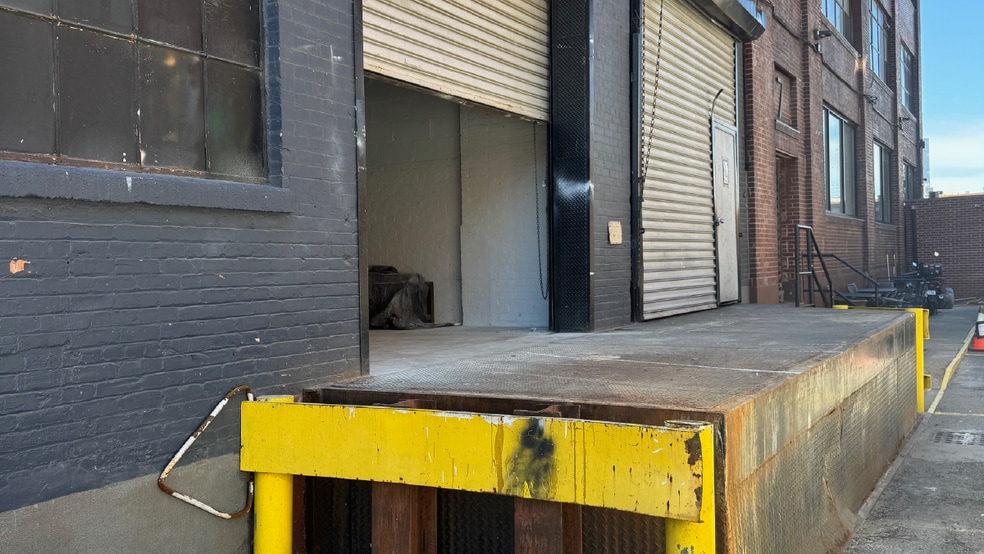 276 Greenpoint Ave, Brooklyn, NY for lease - Building Photo - Image 2 of 3