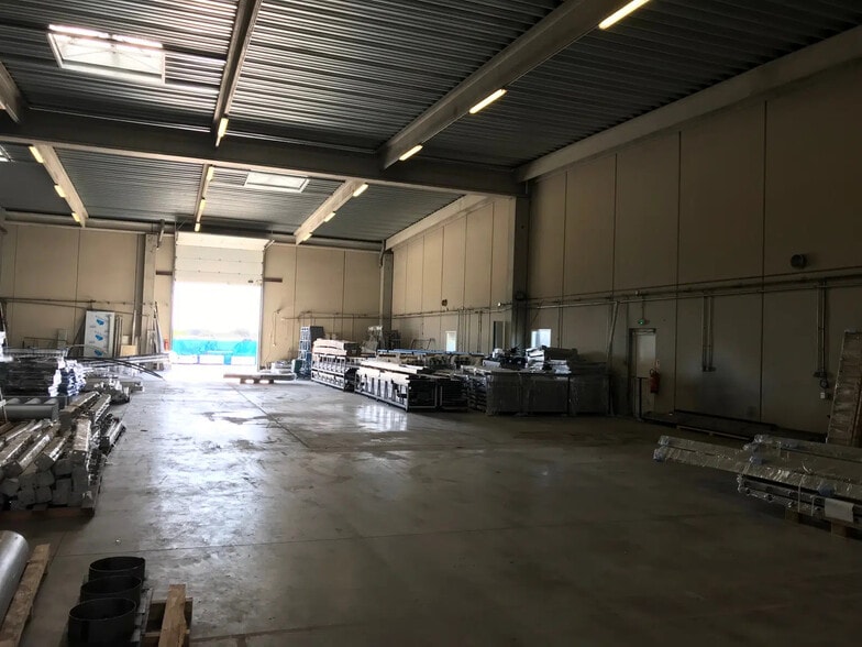 Industrial in Puget-sur-Argens for sale - Interior Photo - Image 3 of 3