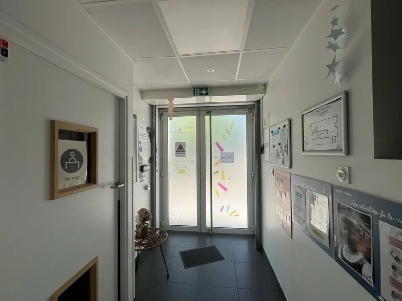 Retail in Lyon for lease - Lobby - Image 3 of 15