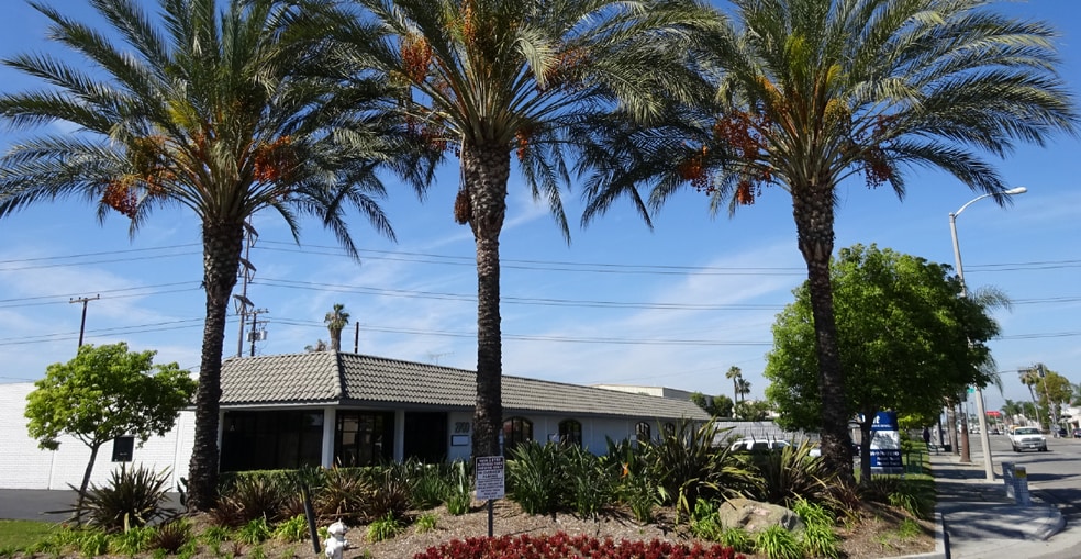 2700 S Main St, Santa Ana, CA for lease - Primary Photo - Image 1 of 1