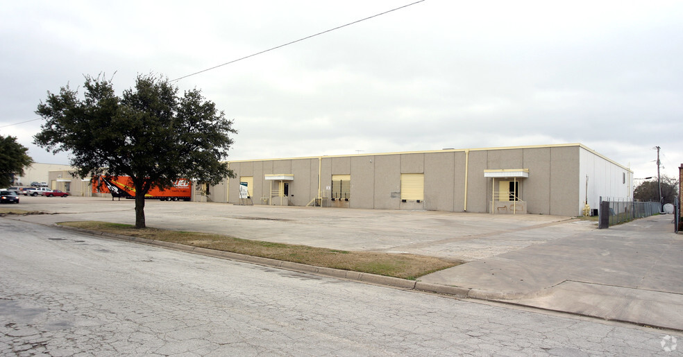 4910-4920 Rondo Dr, Fort Worth, TX for lease - Building Photo - Image 3 of 19