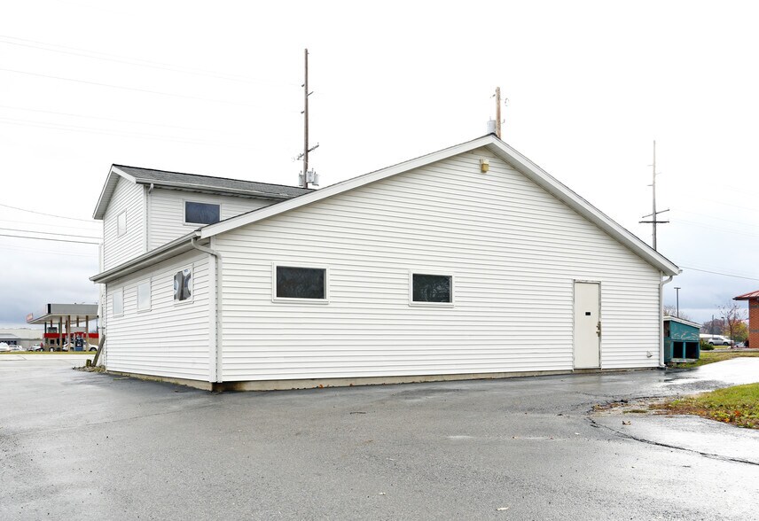 2107 N Wayne St, Angola, IN for sale - Building Photo - Image 1 of 1