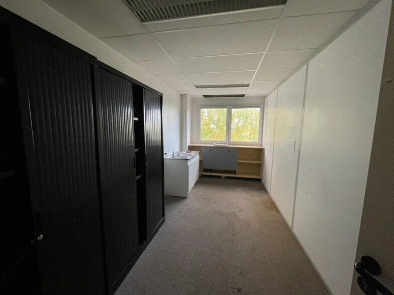 Office in Tremblay-en-France for lease - Building Photo - Image 3 of 8