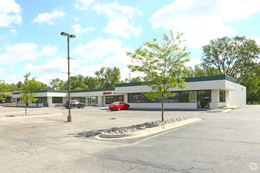 319-325 S Waverly Rd, Lansing, MI for lease - Building Photo - Image 3 of 12