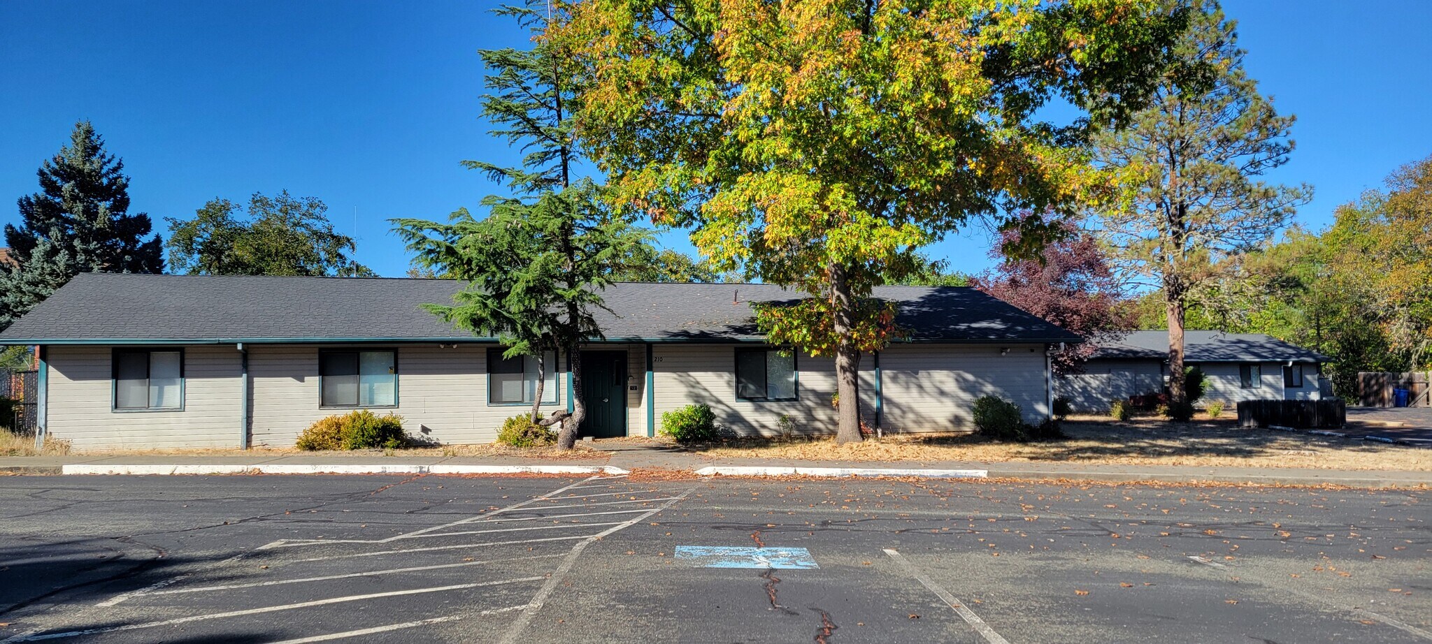 210 Tacoma St, Grants Pass, OR for sale Primary Photo- Image 1 of 30