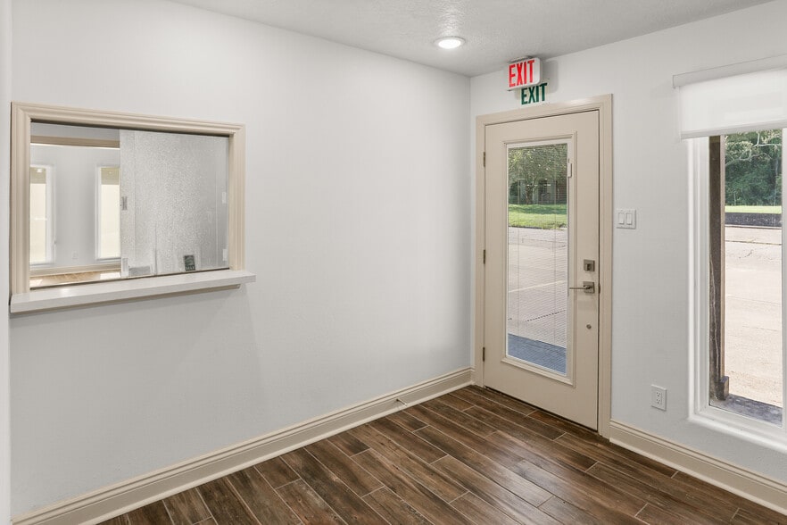 1807 Grand Ave, Liberty, TX for lease - Interior Photo - Image 3 of 11