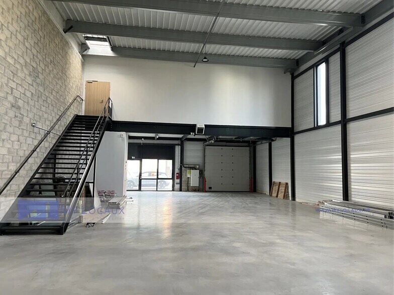 Flex in Éragny for lease - Interior Photo - Image 2 of 7