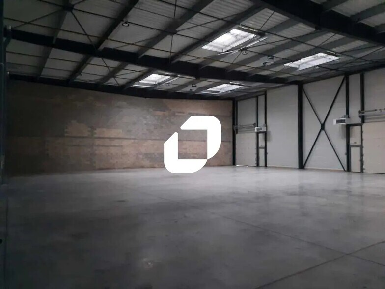 Flex in Villebon-sur-Yvette for lease - Interior Photo - Image 2 of 10