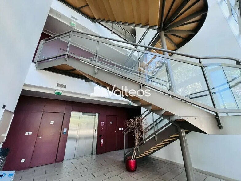 10 Rue Claude-Marie Perroud, Toulouse for lease - Interior Photo - Image 2 of 18