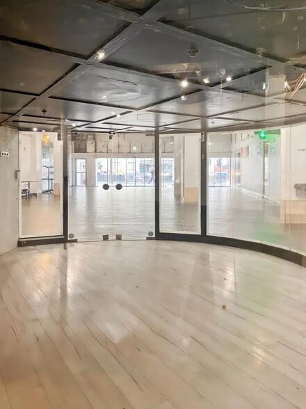 Retail in Paris for lease - Building Photo - Image 2 of 4