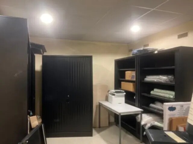 Retail in Paris for lease - Interior Photo - Image 2 of 13