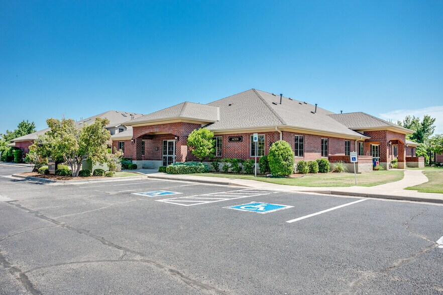 1018 NW 24th Ave, Norman, OK for sale - Building Photo - Image 1 of 26