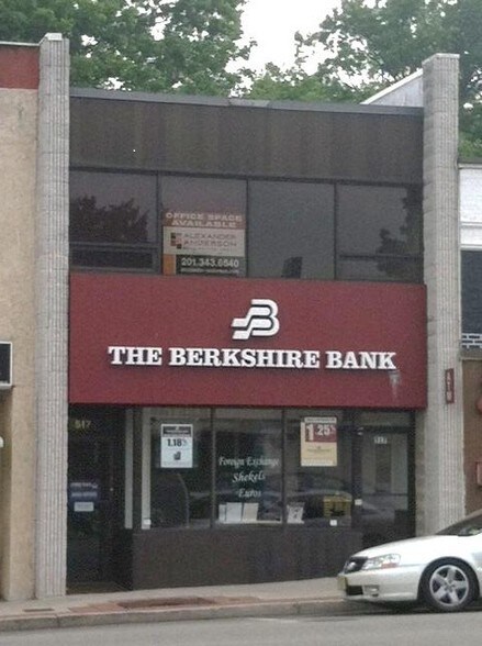 517 Cedar Ln, Teaneck, NJ for sale - Primary Photo - Image 1 of 1